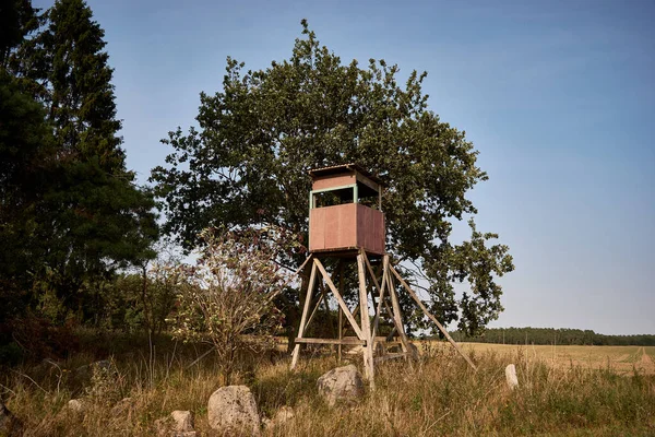 Wooden Hunting Hide Tower Fiel — Stock Photo, Image