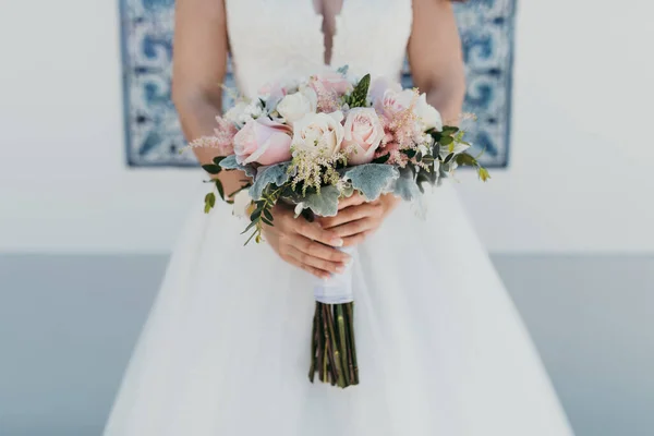 Eine Nahaufnahme Einer Braut Mit Einem Schönen Minimalistischen Strauß Freien — Stockfoto