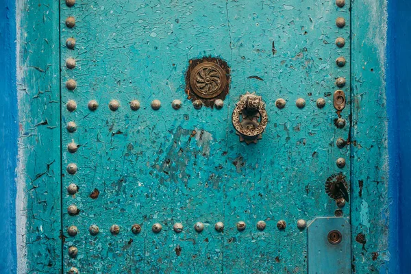 Gros Plan Une Vieille Porte Rouillée Immeuble Bleu Chefchaouen Maroc — Photo