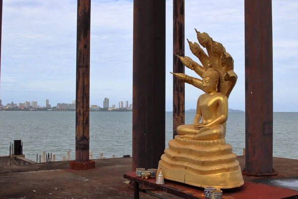 Tempio Tailandese Mai Finito Abbandonato Con Una Statua Buddha Dorato — Foto Stock