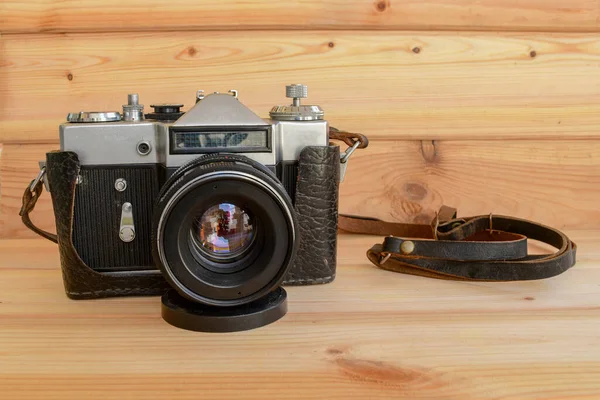 Ahşap Bir Arka Planda Eski Bir Profesyonel Fotoğraf Makinesinin Yakın — Stok fotoğraf