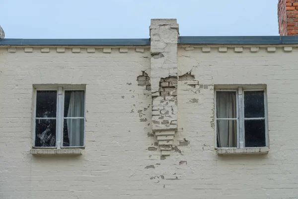 Plan Horizontal Deux Fenêtres Sur Vieux Mur Partiellement Cassé Beige — Photo