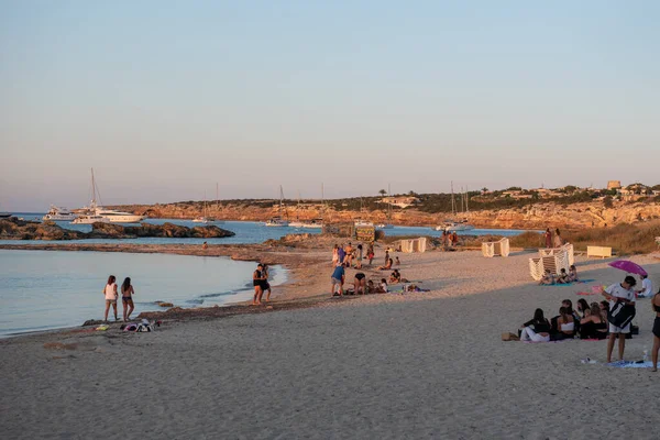 2021年7月19日 夏季西班牙巴利阿里群岛福尔门特拉的Es Pujols海滩上的居民 — 图库照片