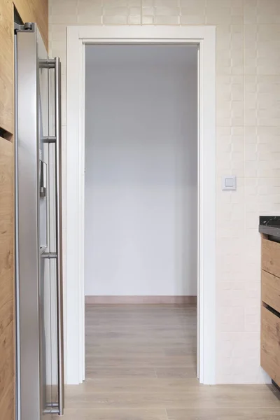 Empty Apartment Kitchen Wooden Furniture Gray Refrigerator — Stock Photo, Image