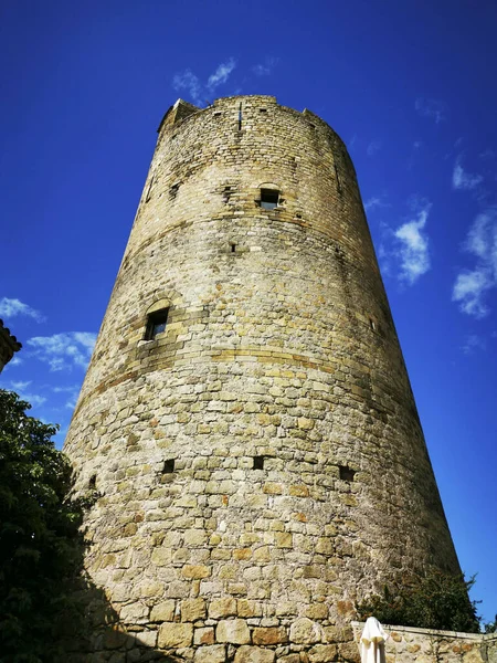 Eine Vertikale Aufnahme Des Bergfrieds Von Montpeyroux Departement Puy Dome — Stockfoto