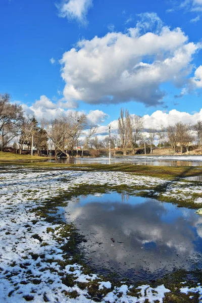 Cumulus Wolken Boven Het Heldere Bevroren Meer Omgeven Door Kale — Stockfoto