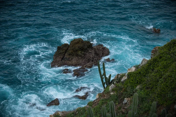 Krajobraz Skalistego Brzegu Otoczonego Morzem Świetle Dnia — Zdjęcie stockowe