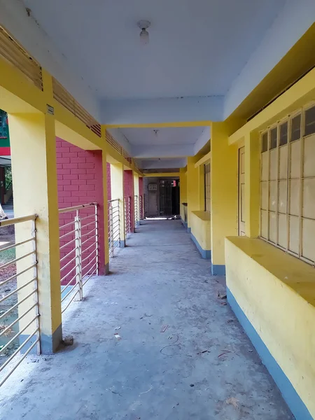 墙壁漆成黄色的建筑物的长的室外走廊 — 图库照片