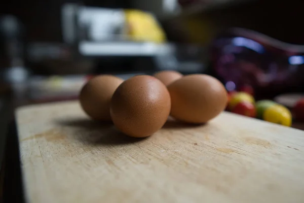 台所の机の上の有機卵の本物の写真 — ストック写真