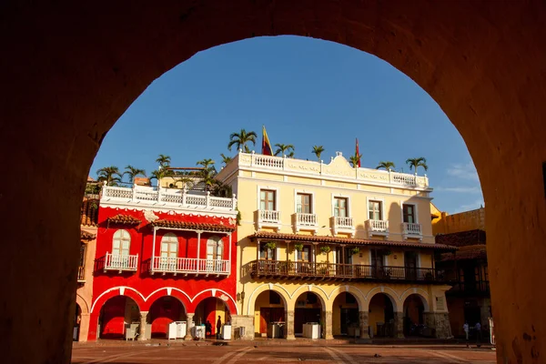 노란색 붉은색 건물들은 콜롬비아의 역사적 중심지인 카르타 헤나에 아치로 둘러싸여 — 스톡 사진