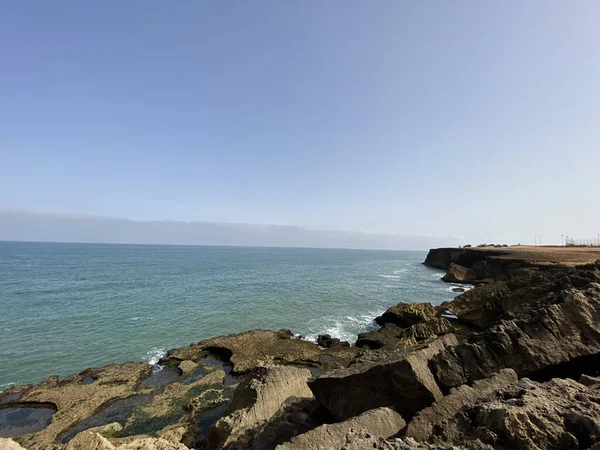 在摩洛哥拉巴特的大西洋海岸上飞溅的小浪 — 图库照片