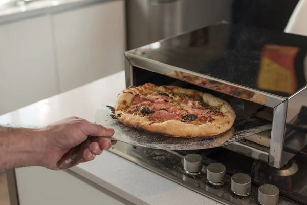 Primo Piano Una Mano Cuoco Maschio Che Rimuove Pizza Cotta — Foto Stock