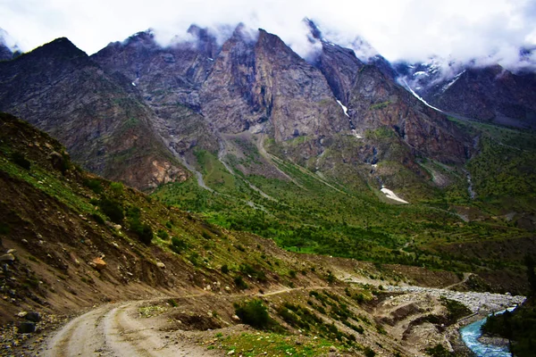 Camino Sinuoso Las Montañas Cerca Del Río — Foto de Stock