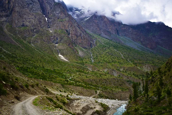 Een Kronkelende Weg Naar Bergen Bij Rivier — Stockfoto