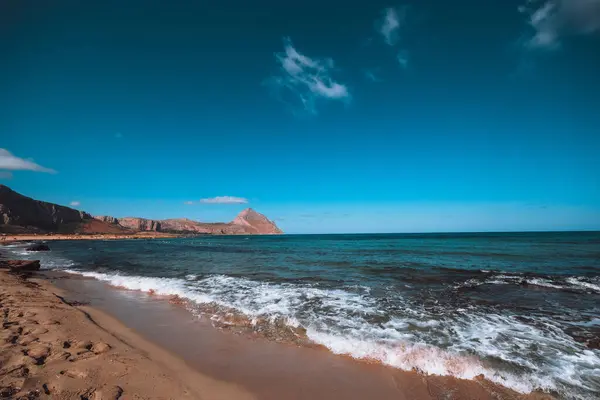 蓝天下美丽的海滨 — 图库照片