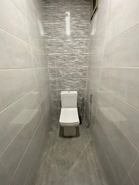 Κομψό Εσωτερικό Μιας Λευκής Τουαλέτας Στο Μπάνιο Γκρι Κεραμικό Στους — Φωτογραφία Αρχείου