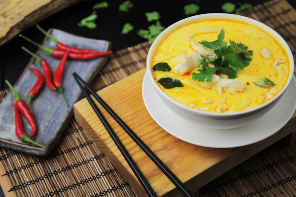 Primer Plano Curry Amarillo Con Pollo Tazón Blanco Tablero Alimentos — Foto de Stock