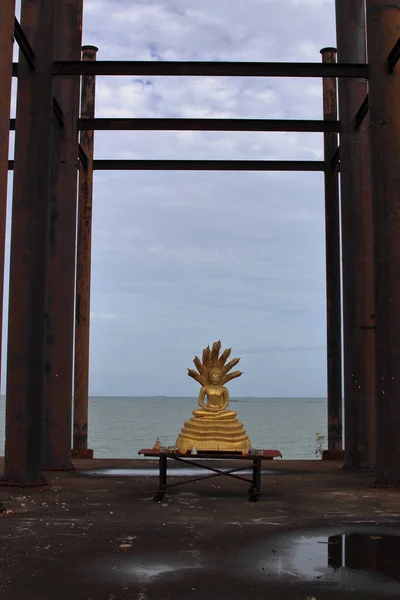 Niedokończona Opuszczona Tajska Świątynia Złotym Posągiem Buddy Tajlandii Południowo Wschodniej — Zdjęcie stockowe