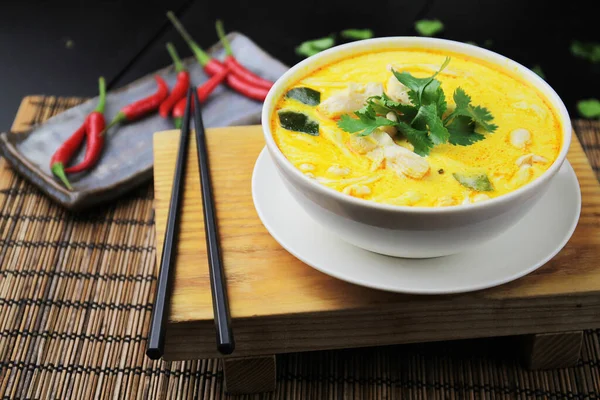 Primer Plano Curry Amarillo Con Pollo Tazón Blanco Tablero Alimentos — Foto de Stock