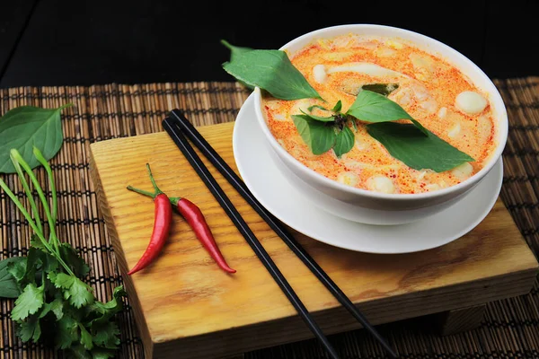 Primer Plano Curry Rojo Tazón Blanco Tablero Alimentos Madera Con — Foto de Stock
