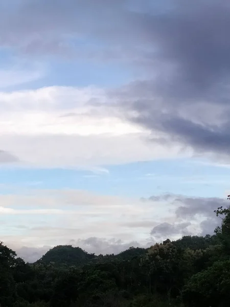 Chmurne Niebo Nad Zielonymi Lasami Dzień — Zdjęcie stockowe