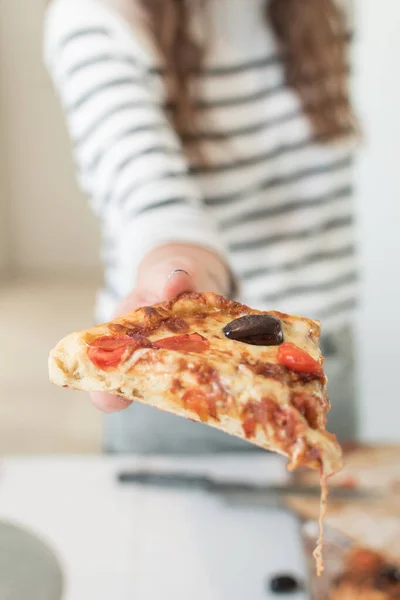 Primo Piano Una Mano Femminile Che Tiene Pezzo Pizza Fatta — Foto Stock