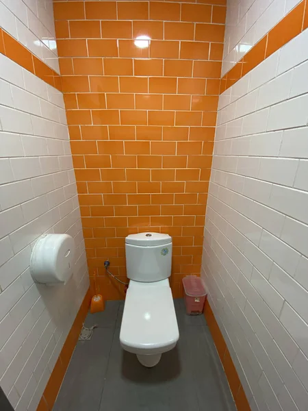 墙壁上有白色和橙色瓷砖的厕所室内 — 图库照片