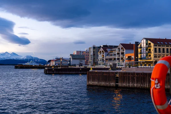 海沿いの建物が並ぶ街並みの美しい景色 — ストック写真