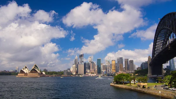 澳大利亚悉尼 2021年4月5日 澳大利亚歌剧院与悉尼港湾大桥景观 — 图库照片