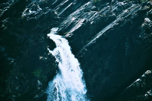 Kayalık Bir Uçurumdan Güzel Bir Şelale — Stok fotoğraf