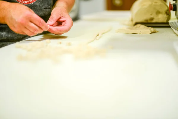 Une Femme Fabriquant Des Pâtes Extrudées Gnocchi Une Tradition Italienne — Photo