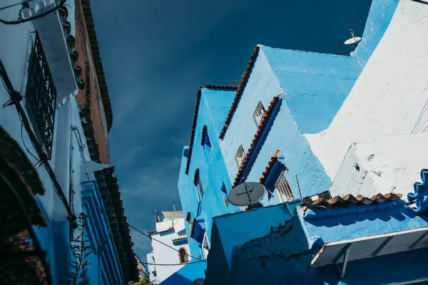 Een Lage Hoek Opname Van Oude Blauwe Gebouwen Onder Het — Stockfoto