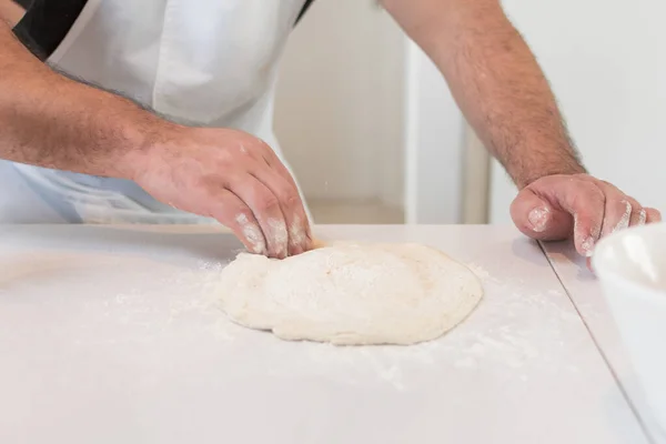 Detailní Záběr Mužské Kuchařské Moučné Ruce Připravující Těsto Proces Výroby — Stock fotografie
