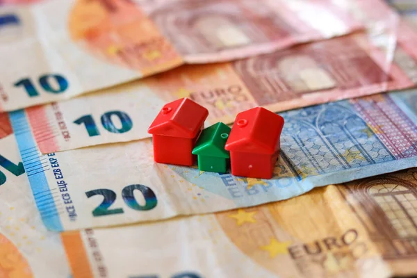 Table Couverte Billets Euros Avec Des Maisons Sur Dessus Concept — Photo