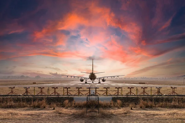 日落时分在机场的一架飞机 — 图库照片