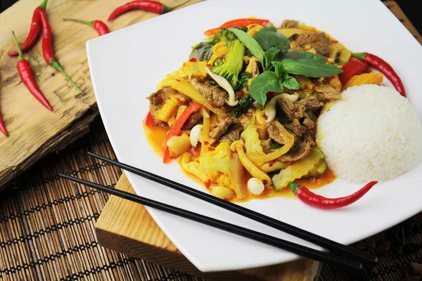Eine Nahaufnahme Eines Köstlichen Gerichts Mit Rindfleisch Gemüse Und Reis — Stockfoto