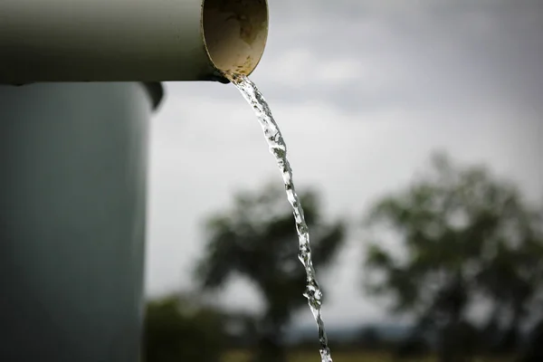 Detailní Záběr Vody Tekoucí Potrubí — Stock fotografie