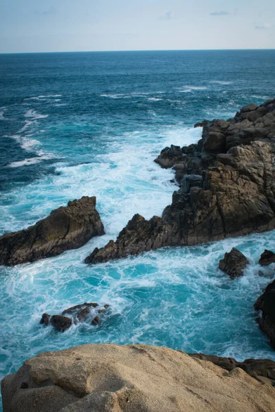 Mavi Gökyüzünün Altındaki Kayalara Karşı Deniz Dalgalarının Dikey Görüntüsü Duvar — Stok fotoğraf