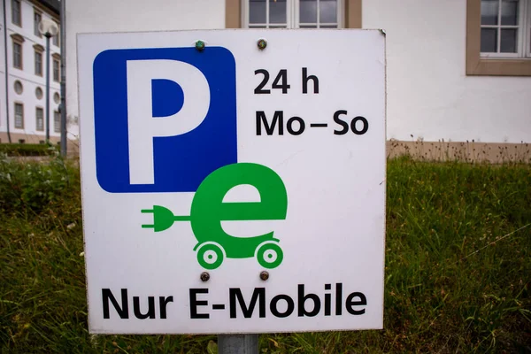 Een Straatbord Voor Het Parkeren Voor Elektrische Auto Alleen — Stockfoto