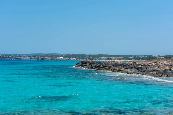 夏季西班牙福尔门特拉莱文特海滩的美景 海水清澈蔚蓝 — 图库照片