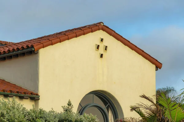 Uma Fachada Uma Casa Com Telhado Azulejos — Fotografia de Stock