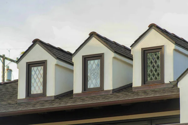 Una Fachada Una Casa Con Techo Baldosas Pequeñas Ventanas —  Fotos de Stock