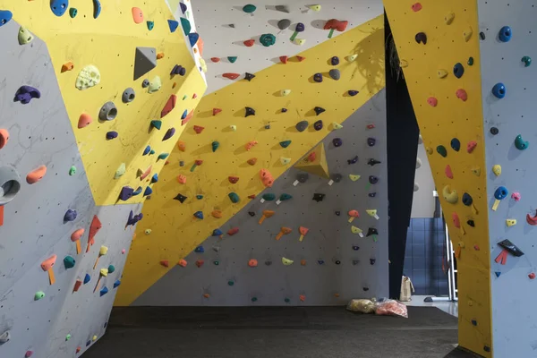 Tom Grå Och Gul Bouldering Väggar Med Färgglada Handtag — Stockfoto