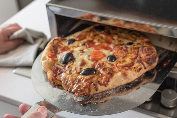 Primo Piano Una Mano Cuoco Maschio Che Rimuove Pizza Cotta — Foto Stock