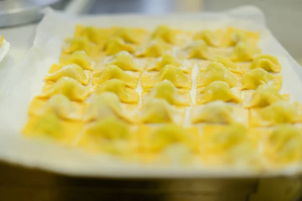 リコッタチーズ パルメザンチーズ ほうれん草 エミリア ロマーニャの伝統でいっぱいのイタリアのトルテッリの作り方 — ストック写真