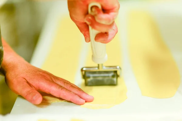 Talyan Tortelli Nin Yaptıkları Ricotta Parmesan Peyniri Ispanakla Dolu Bir — Stok fotoğraf