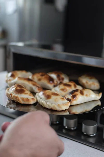 Tiro Close Cozinheiro Macho Removendo Bolinhos Deliciosos Assados Forno — Fotografia de Stock