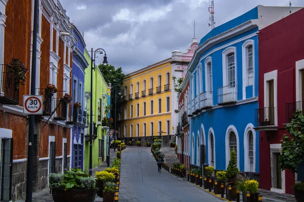 Callejón Coloridos Edificios Modernos Bajo Cielo Lluvioso México — Foto de Stock