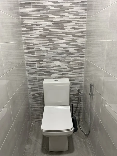 Elegante Interior Inodoro Blanco Baño Con Cerámica Gris Las Paredes —  Fotos de Stock