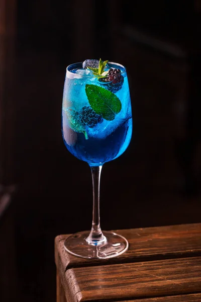 Eine Vertikale Aufnahme Eines Erfrischenden Getränks Mit Blaubeeren Auf Einem — Stockfoto
